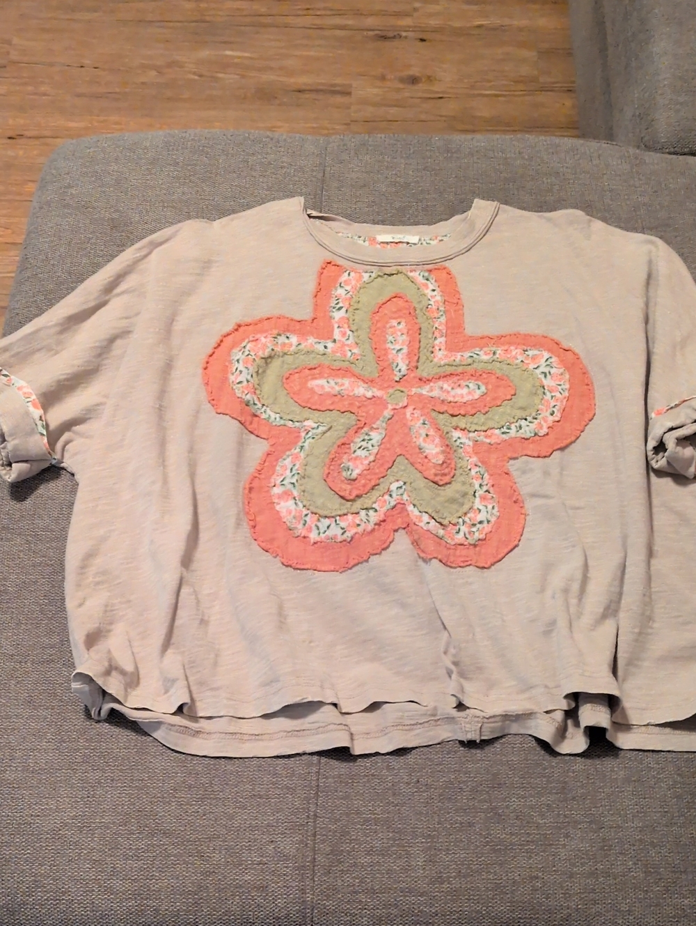 easel Floral Appliqué Tee in Light Beige with Coral & Sage Accents